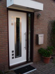 Witte voordeur met raam