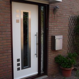 Witte voordeur met raam