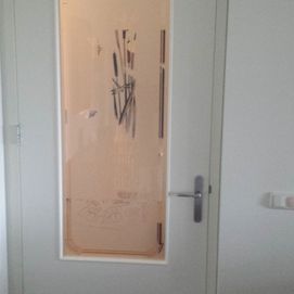 Eenvoudige witte deur met groot raam