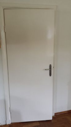 Eenvoudige witte deur