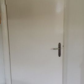 Eenvoudige witte deur