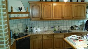 Landelijke keuken met houten kastjes