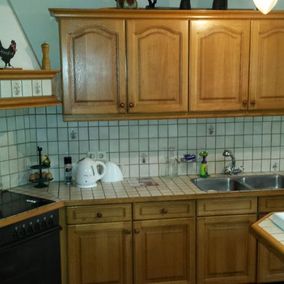 Landelijke keuken met houten kastjes