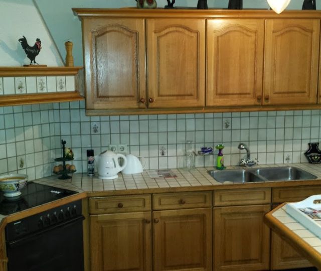 Landelijke keuken met houten kastjes