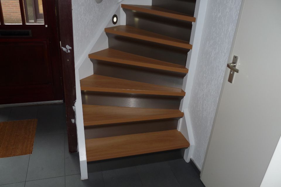 Houten trap met bocht