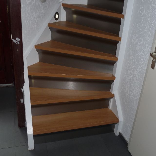 Houten trap met bocht